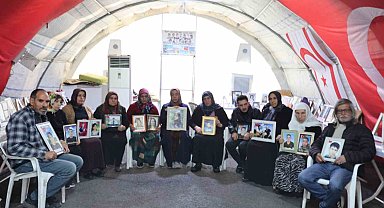 Evlat nöbetindeki annelerden kararlılık vurgusu: "Bu düşmanın karşısında dimdik duracağım, boynumu eğmeyeceğim"