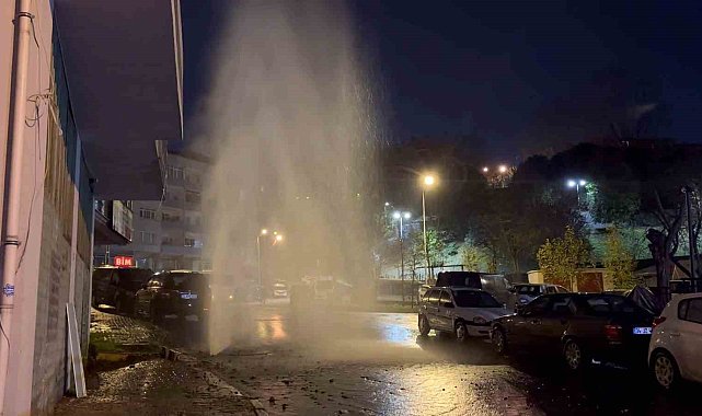 Eyüpsultan'da su borusu patladı, krizi fırsata çeviren sürücüler araçlarını yıkadı