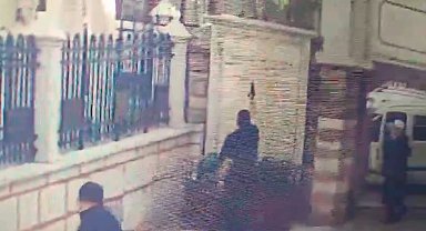 Fatih'te cami avlusuna gelen bir kişi silahla havaya ateş açtı