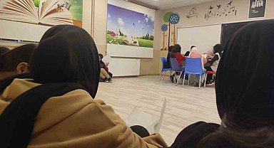 Fedakar öğretmenler yaptıklarıyla çocuklara hem anne hem baba oldu
