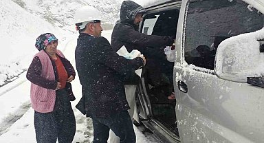 Feke Belediyesi karda mahsur kalan aileleri kurtarma çalışması başlattı
