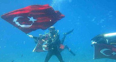 Fethiye'de Atatürk'ü deniz dibinde andılar