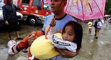 Filipinler'i Toraji Tayfunu vurdu: 2 bin 500 köye tahliye emri