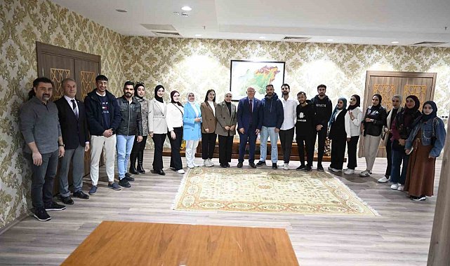 Filistinli tıp öğrencilerinden Rektör Savaş'a veda ziyareti