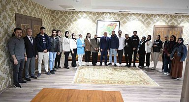 Filistinli tıp öğrencilerinden Rektör Savaş'a veda ziyareti