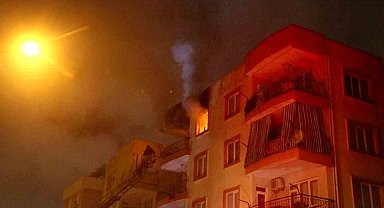 Gece saatlerinde çıkan yangın apartman sakinlerine korku dolu anlar yaşattı