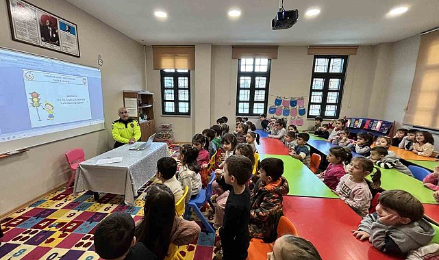 Geleceğin sürücüleri minik öğrencilere trafik eğitimleri verildi