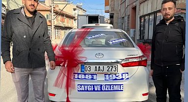 Gelin ve damat düğünlerinde Atatürk'ü unutmadı