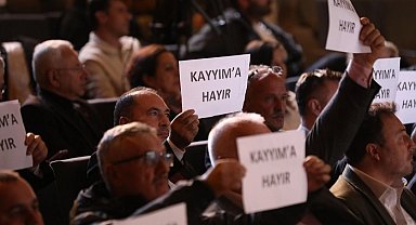 Gemlik Belediye meclisi'nde kayyum protestosu