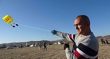 Gökyüzü rengarenk uçurtmalarla doldu