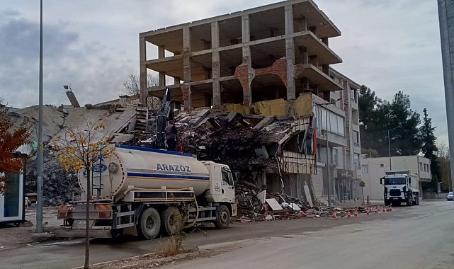 Gölbaşı'nda ağır hasarlı binaların yıkımı sürüyor