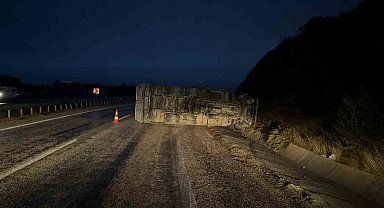 Gönen-Bandırma yolunda trafik kazası: Kamyon devrildi