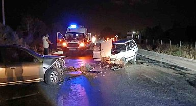 Gönen'de trafik kazası: Araçlar kafa kafaya çarpıştı, 2 yaralı