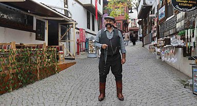 Gören dönüp bir daha bakıyor