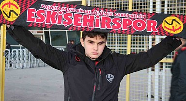 Görme engeline rağmen Eskişehirspor'un maçlarını gönül gözü ile görüyor