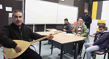 Görmediği öğrencilerinin gönlüne 'sazının teliyle' dokunuyor