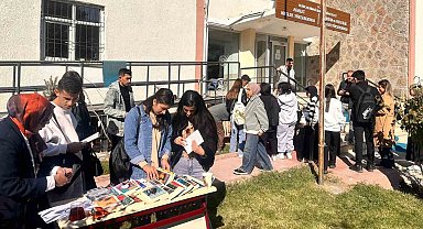 Güneşli bir günde kitap okuma etkinliği