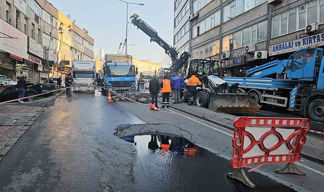 Güngören'de çöken yolda sıkışan kamyon kurtarıldı