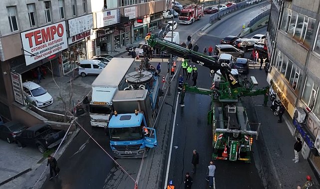 Güngören'de yol çöktü, 2 kamyon çukura düştü