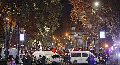 Gürcistan'da yol kapatıp çadır kuran protestoculara polis müdahalesi