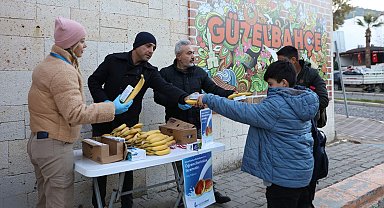 Güzelbahçe'de süt, poğaça ile birlikte öğrencilere kuruyemiş ve meyve de dağıtılacak