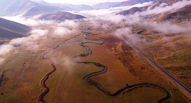 Güzeldere Menderesleri'nin sisler arasındaki manzarası hayranlık uyandırıyor
