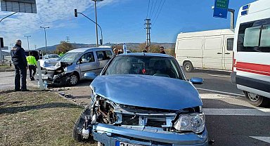 Hafif ticari araç ile otomobil çarpıştı: 7 yaralı