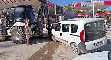 Hafif ticari araç park halindeki kepçeye çarptı: 2 yaralı