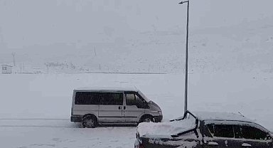 Hakkari'de kar kalınlığı 30 santimetreye ulaştı