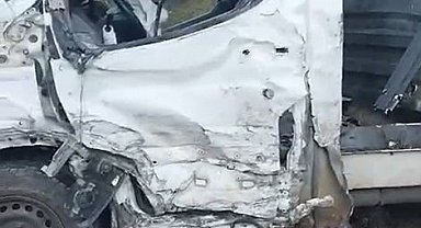Hakkari'de tır kamyonetle çarpıştı: 2 yaralı