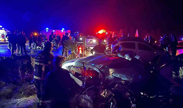 Hatalı 'U' dönüşü ile üç aracın karıştığı kazada ortalık savaş alanına döndü: 1 ölü, 7 yaralı