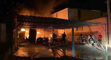 Hatay'da lastikçide yangın: Alevler geceyi aydınlattı