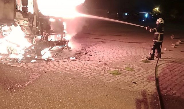 Hatay'da park halindeki tır alevlere teslim oldu