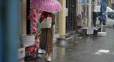 Hava sıcaklığının 10 derece birden düştüğü Bayburt'ta kar ve tipi etkili oldu