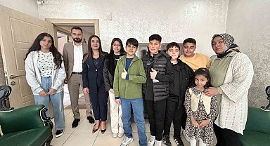 Hediye kabul etmeyen öğretmenlerin adına Afrika'daki çocuklara çikolata dağıttılar