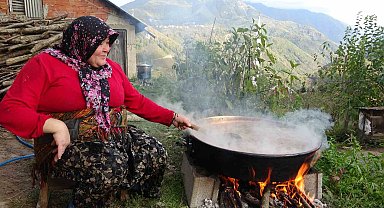 Hem pekmez ihtiyaçlarını karşılıyorlar hem de kendilerine ekonomik gelir sağlıyorlar