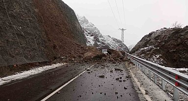 Heyelan nedeniyle Artvin-Yusufeli karayolu ulaşıma kapandı