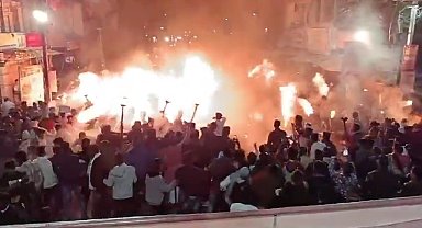 Hindistan'da meşaleleli anma etkinliğinde alevler çevreyi sardı: 30 yaralı