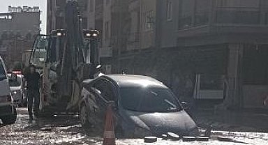 İçme suyu hattı patladı, otomobil içine düştü