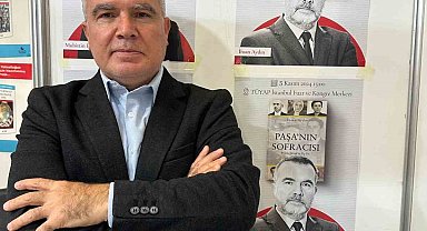 İhsan Aydın, İsmet İnönü ve ailesinin 3 yılını anlatan "Paşa'nın Sofracısı" kitabını okuyucuları için imzaladı