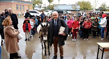 İmza gününe eşekle geldi