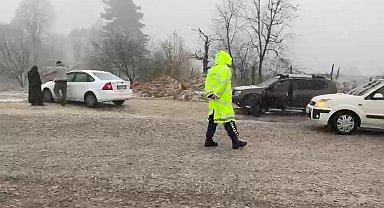 İnegöl'de kar yağışı başladı, sürücüler zor anlar yaşadı