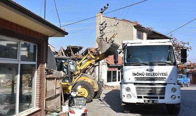 İnönü'de tehlike saçan metruk bina yıkıldı