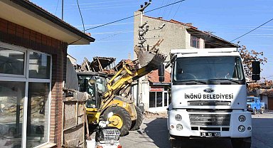 İnönü'de tehlike saçan metruk bina yıkıldı