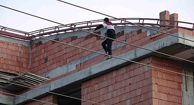İnşaatın çatısına çıkan kadın, ekiplere ve ailesine ecel terleri döktürdü