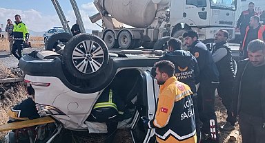 İran plakalı otomobil takla attı: 2 yaralı