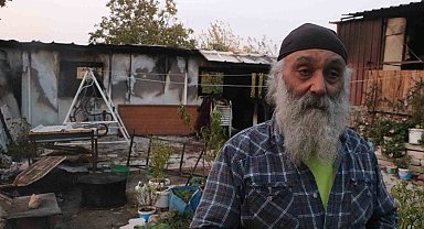 İş yeri ve konteyneri yanan depremzede vatandaş gözyaşlarına hakim olamadı