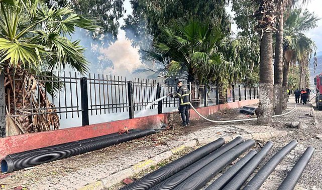 İskenderun'da otluk alan alevlere teslim oldu
