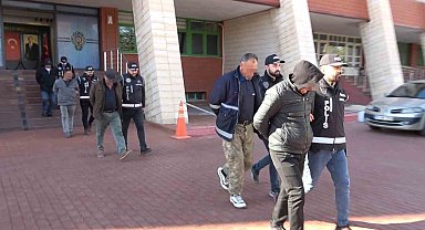 Isparta'da belediyeye ait yeleklerle kaçak kazı yapan şüpheliler tutuklandı