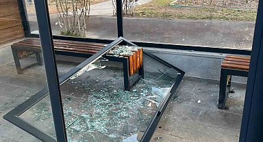 Isparta'da kapalı otobüs durağına çirkin saldırı